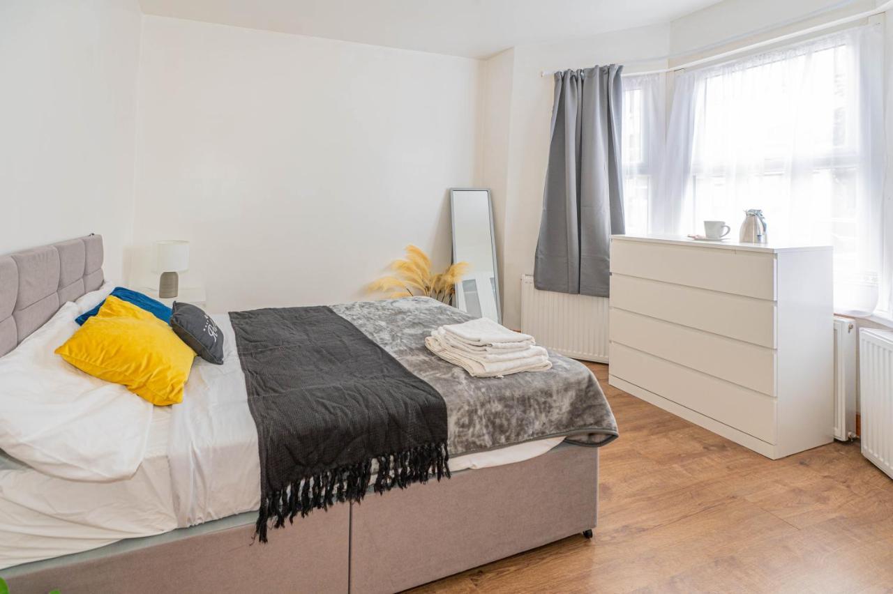 Beautiful 4 Bedrooms House, 7 Walk To Train Station Plumstead  Buitenkant foto