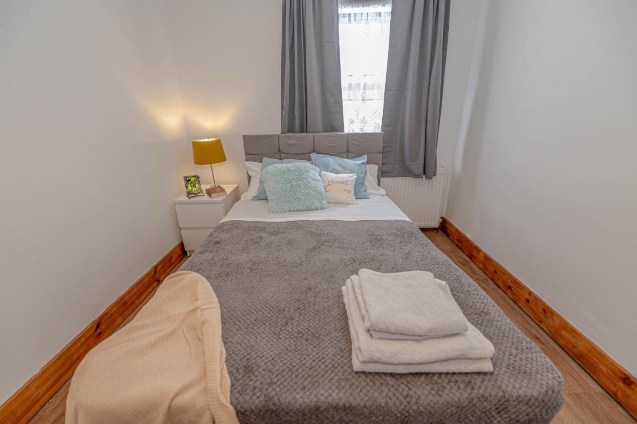 Beautiful 4 Bedrooms House, 7 Walk To Train Station Plumstead  Buitenkant foto